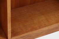 Borgemogensen(ボーエ・モーエンセン)によってデザインされたブックシェルフです。一見シンプルなフォルムですが、良質なオーク材が使用されており、FDB社によって細かい所まで丁寧に作成されています。リビングルームや書斎での本や装飾品の収納に最適です。