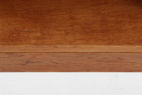 Borgemogensen(ボーエ・モーエンセン)によってデザインされたブックシェルフです。一見シンプルなフォルムですが、良質なオーク材が使用されており、FDB社によって細かい所まで丁寧に作成されています。リビングルームや書斎での本や装飾品の収納に最適です。