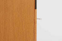 Borge mogensenがSoborg社のためにデザインしたユニットシェルフをご紹介いたします。このシェルフは、高品質なオーク材が用いられており、ナチュラルな風合いが特徴的です。ガラス扉が採用されており、食器棚としてもご使用いただけます。また、使う環境に応じて2段にしたりなど、柔軟なレイアウトが可能です。この特徴により、住む人の環境や生活人数が変わっても、長くご使用いただけると思います。