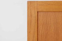 Borge mogensenがSoborg社のためにデザインしたユニットシェルフをご紹介いたします。このシェルフは、高品質なオーク材が用いられており、ナチュラルな風合いが特徴的です。ガラス扉が採用されており、食器棚としてもご使用いただけます。また、使う環境に応じて2段にしたりなど、柔軟なレイアウトが可能です。この特徴により、住む人の環境や生活人数が変わっても、長くご使用いただけると思います。