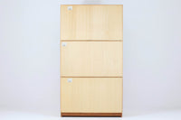 Borge mogensenがSoborg社のためにデザインしたユニットシェルフをご紹介いたします。このシェルフは、高品質なオーク材が用いられており、ナチュラルな風合いが特徴的です。ガラス扉が採用されており、食器棚としてもご使用いただけます。また、使う環境に応じて2段にしたりなど、柔軟なレイアウトが可能です。この特徴により、住む人の環境や生活人数が変わっても、長くご使用いただけると思います。