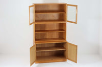 Borge mogensenがSoborg社のためにデザインしたユニットシェルフをご紹介いたします。このシェルフは、高品質なオーク材が用いられており、ナチュラルな風合いが特徴的です。ガラス扉が採用されており、食器棚としてもご使用いただけます。また、使う環境に応じて2段にしたりなど、柔軟なレイアウトが可能です。この特徴により、住む人の環境や生活人数が変わっても、長くご使用いただけると思います。