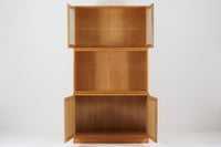 Borge mogensenがSoborg社のためにデザインしたユニットシェルフをご紹介いたします。このシェルフは、高品質なオーク材が用いられており、ナチュラルな風合いが特徴的です。ガラス扉が採用されており、食器棚としてもご使用いただけます。また、使う環境に応じて2段にしたりなど、柔軟なレイアウトが可能です。この特徴により、住む人の環境や生活人数が変わっても、長くご使用いただけると思います。