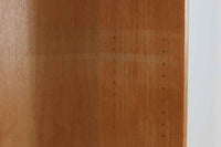 Borge mogensenがSoborg社のためにデザインしたユニットシェルフをご紹介いたします。このシェルフは、高品質なオーク材が用いられており、ナチュラルな風合いが特徴的です。ガラス扉が採用されており、食器棚としてもご使用いただけます。また、使う環境に応じて2段にしたりなど、柔軟なレイアウトが可能です。この特徴により、住む人の環境や生活人数が変わっても、長くご使用いただけると思います。