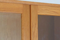 Borge mogensenがSoborg社のためにデザインしたユニットシェルフをご紹介いたします。このシェルフは、高品質なオーク材が用いられており、ナチュラルな風合いが特徴的です。ガラス扉が採用されており、食器棚としてもご使用いただけます。また、使う環境に応じて2段にしたりなど、柔軟なレイアウトが可能です。この特徴により、住む人の環境や生活人数が変わっても、長くご使用いただけると思います。