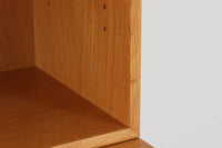 Borge mogensenがSoborg社のためにデザインしたユニットシェルフをご紹介いたします。このシェルフは、高品質なオーク材が用いられており、ナチュラルな風合いが特徴的です。ガラス扉が採用されており、食器棚としてもご使用いただけます。また、使う環境に応じて2段にしたりなど、柔軟なレイアウトが可能です。この特徴により、住む人の環境や生活人数が変わっても、長くご使用いただけると思います。