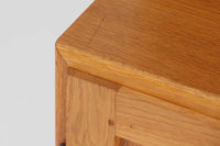 Borge mogensenがSoborg社のためにデザインしたユニットシェルフをご紹介いたします。このシェルフは、高品質なオーク材が用いられており、ナチュラルな風合いが特徴的です。ガラス扉が採用されており、食器棚としてもご使用いただけます。また、使う環境に応じて2段にしたりなど、柔軟なレイアウトが可能です。この特徴により、住む人の環境や生活人数が変わっても、長くご使用いただけると思います。