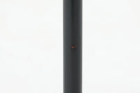 スウェーデンより買い付けた小ぶりなサイドチェストです。ブラックペイントのスチール脚とチーク材の天板が組み合わさり、スウェーデン家具ならではの洗練されたデザインをお楽しみいただけます。引き出しも付いており、使い勝手も良好です。少し使用感はございますが、ビンテージ品ならではの雰囲気です。