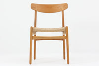 CH23は、1950年にウェグナーがCarl Hansen&Son社のためにデザインした最初の椅子コレクションの1つです。CH23は、生産が中止されていましたが、2017年にCarl Hansen&Son社によって復刻されました。そしてこちらの椅子は、販売日当日限りで、販売日のサインが刻印されている特別バージョンです。