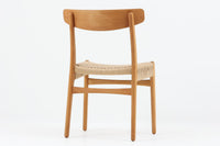 CH23は、1950年にウェグナーがCarl Hansen&Son社のためにデザインした最初の椅子コレクションの1つです。CH23は、生産が中止されていましたが、2017年にCarl Hansen&Son社によって復刻されました。そしてこちらの椅子は、販売日当日限りで、販売日のサインが刻印されている特別バージョンです。