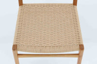 CH23は、1950年にウェグナーがCarl Hansen&Son社のためにデザインした最初の椅子コレクションの1つです。CH23は、生産が中止されていましたが、2017年にCarl Hansen&Son社によって復刻されました。そしてこちらの椅子は、販売日当日限りで、販売日のサインが刻印されている特別バージョンです。