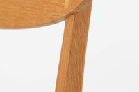 CH23は、1950年にウェグナーがCarl Hansen&Son社のためにデザインした最初の椅子コレクションの1つです。CH23は、生産が中止されていましたが、2017年にCarl Hansen&Son社によって復刻されました。そしてこちらの椅子は、販売日当日限りで、販売日のサインが刻印されている特別バージョンです。