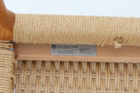 CH23は、1950年にウェグナーがCarl Hansen&Son社のためにデザインした最初の椅子コレクションの1つです。CH23は、生産が中止されていましたが、2017年にCarl Hansen&Son社によって復刻されました。そしてこちらの椅子は、販売日当日限りで、販売日のサインが刻印されている特別バージョンです。