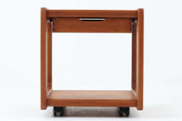 北欧より買い付けたキャスターワゴンです。このワゴンは、贅沢にチーク無垢材が使用されており、組み継ぎの引き出しが特徴的なデザインです。チーク無垢材が使われているため、サイドテーブルとしては重量がありますが、キャスターが付いているため、移動も楽々です。使い勝手と美しさを兼ね備えた、北欧らしい魅力的なアイテムです。