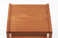 北欧より買い付けたキャスターワゴンです。このワゴンは、贅沢にチーク無垢材が使用されており、組み継ぎの引き出しが特徴的なデザインです。チーク無垢材が使われているため、サイドテーブルとしては重量がありますが、キャスターが付いているため、移動も楽々です。使い勝手と美しさを兼ね備えた、北欧らしい魅力的なアイテムです。