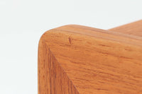 北欧より買い付けたキャスターワゴンです。このワゴンは、贅沢にチーク無垢材が使用されており、組み継ぎの引き出しが特徴的なデザインです。チーク無垢材が使われているため、サイドテーブルとしては重量がありますが、キャスターが付いているため、移動も楽々です。使い勝手と美しさを兼ね備えた、北欧らしい魅力的なアイテムです。