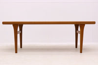 デンマークより買い付けたセンターテーブルです。コップなどを置ける拡張棚が付属しています。チーク材ならではの綺麗な木目の天板です。