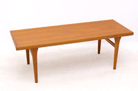 デンマークより買い付けたセンターテーブルです。コップなどを置ける拡張棚が付属しています。チーク材ならではの綺麗な木目の天板です。