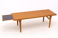 デンマークより買い付けたセンターテーブルです。コップなどを置ける拡張棚が付属しています。チーク材ならではの綺麗な木目の天板です。