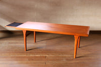 デンマークより買い付けたセンターテーブルです。コップなどを置ける拡張棚が付属しています。チーク材ならではの綺麗な木目の天板です。