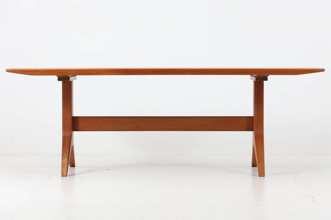 北欧より買い付けたセンターテーブルです。脚の形が特徴的なデザインです。