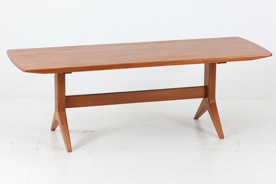 北欧より買い付けたセンターテーブルです。脚の形が特徴的なデザインです。
