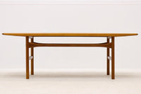 デンマークより買い付けたセンターテーブルです。ARREBOmOBLER社製のクオリティーの高い商品です。