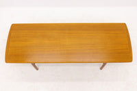 デンマークより買い付けたセンターテーブルです。ARREBOmOBLER社製のクオリティーの高い商品です。