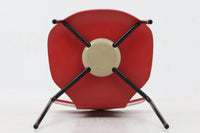 北欧より買い付けました。ArneJacobsenデザインの「Tチェア」です。正しく座れる様に子供用にデザインされています。現在は生産されていない為、ビンテージ品のみ入手可能です。子供用の希少なモデルです。