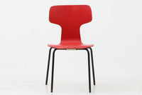 北欧より買い付けました。ArneJacobsenデザインの「Tチェア」です。正しく座れる様に子供用にデザインされています。現在は生産されていない為、ビンテージ品のみ入手可能です。子供用の希少なモデルです。