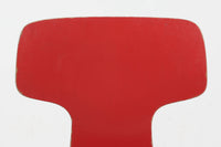 北欧より買い付けました。ArneJacobsenデザインの「Tチェア」です。正しく座れる様に子供用にデザインされています。現在は生産されていない為、ビンテージ品のみ入手可能です。子供用の希少なモデルです。