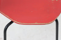 北欧より買い付けました。ArneJacobsenデザインの「Tチェア」です。正しく座れる様に子供用にデザインされています。現在は生産されていない為、ビンテージ品のみ入手可能です。子供用の希少なモデルです。