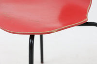 北欧より買い付けました。ArneJacobsenデザインの「Tチェア」です。正しく座れる様に子供用にデザインされています。現在は生産されていない為、ビンテージ品のみ入手可能です。子供用の希少なモデルです。