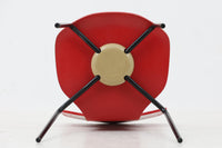 北欧より買い付けました。ArneJacobsenデザインの「Tチェア」です。正しく座れる様に子供用にデザインされています。現在は生産されていない為、ビンテージ品のみ入手可能です。子供用の希少なモデルです。