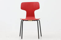 北欧より買い付けました。ArneJacobsenデザインの「Tチェア」です。正しく座れる様に子供用にデザインされています。現在は生産されていない為、ビンテージ品のみ入手可能です。子供用の希少なモデルです。