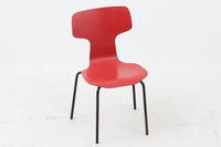 北欧より買い付けました。ArneJacobsenデザインの「Tチェア」です。正しく座れる様に子供用にデザインされています。現在は生産されていない為、ビンテージ品のみ入手可能です。子供用の希少なモデルです。