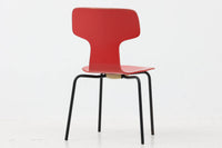 北欧より買い付けました。ArneJacobsenデザインの「Tチェア」です。正しく座れる様に子供用にデザインされています。現在は生産されていない為、ビンテージ品のみ入手可能です。子供用の希少なモデルです。