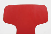 北欧より買い付けました。ArneJacobsenデザインの「Tチェア」です。正しく座れる様に子供用にデザインされています。現在は生産されていない為、ビンテージ品のみ入手可能です。子供用の希少なモデルです。