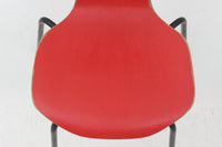 北欧より買い付けました。ArneJacobsenデザインの「Tチェア」です。正しく座れる様に子供用にデザインされています。現在は生産されていない為、ビンテージ品のみ入手可能です。子供用の希少なモデルです。