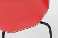 北欧より買い付けました。ArneJacobsenデザインの「Tチェア」です。正しく座れる様に子供用にデザインされています。現在は生産されていない為、ビンテージ品のみ入手可能です。子供用の希少なモデルです。
