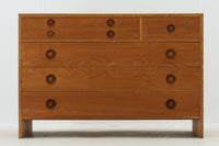 ウェグナーがデザインしたキャビネットを数多く手がけた今は無きRYmobler社のチェストです。熟練の職人によって細かい所も丁寧に作成されており、ビンテージ品でのみ入手可能です。繊細な取手が付属した希少なモデルです。細かい収納が可能で使い勝手も良さそうです。