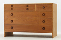 ウェグナーがデザインしたキャビネットを数多く手がけた今は無きRYmobler社のチェストです。熟練の職人によって細かい所も丁寧に作成されており、ビンテージ品でのみ入手可能です。繊細な取手が付属した希少なモデルです。細かい収納が可能で使い勝手も良さそうです。