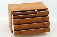 ウェグナーがデザインしたキャビネットを数多く手がけた今は無きRYmobler社のチェストです。熟練の職人によって細かい所も丁寧に作成されており、ビンテージ品でのみ入手可能です。繊細な取手が付属した希少なモデルです。細かい収納が可能で使い勝手も良さそうです。