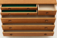 ウェグナーがデザインしたキャビネットを数多く手がけた今は無きRYmobler社のチェストです。熟練の職人によって細かい所も丁寧に作成されており、ビンテージ品でのみ入手可能です。繊細な取手が付属した希少なモデルです。細かい収納が可能で使い勝手も良さそうです。