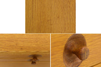 ウェグナーがデザインしたキャビネットを数多く手がけた今は無きRYmobler社のチェストです。熟練の職人によって細かい所も丁寧に作成されており、ビンテージ品でのみ入手可能です。繊細な取手が付属した希少なモデルです。細かい収納が可能で使い勝手も良さそうです。