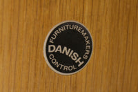 ウェグナーがデザインしたキャビネットを数多く手がけた今は無きRYmobler社のチェストです。熟練の職人によって細かい所も丁寧に作成されており、ビンテージ品でのみ入手可能です。繊細な取手が付属した希少なモデルです。細かい収納が可能で使い勝手も良さそうです。