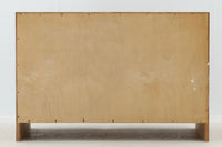 ウェグナーがデザインしたキャビネットを数多く手がけた今は無きRYmobler社のチェストです。熟練の職人によって細かい所も丁寧に作成されており、ビンテージ品でのみ入手可能です。繊細な取手が付属した希少なモデルです。細かい収納が可能で使い勝手も良さそうです。