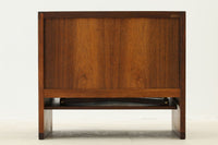 北欧より買い付けたサイドテーブルです。折り畳みテーブルが収納されているサイドテーブルです。現地でも中々見かけないデザインで、使い勝手も良さそうです。希少なローズウッド材が使用されています。