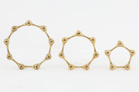 デンマークの人気デザイナー、JensHQuistgaardがデザインしたキャンドルホルダーです。クラシックなディテールも感じられる大変美しいお品です。複数の大きさの入手は稀なのでセットにて出品いたします。