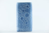 フィンランド人で彫刻家の父と、デンマーク人で陶芸家の母の元に育つGunnarNylundはデンマークで建築を学んだ後、Bing&Grondahl窯、スウェーデンRorstrand窯に就業し、多くの作品を生み出しています。彼の作品は独特な流線型と釉薬が特徴で世界中で重宝されています。